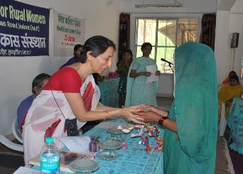 Dr.Chamani being welcomed with a gift from trainee